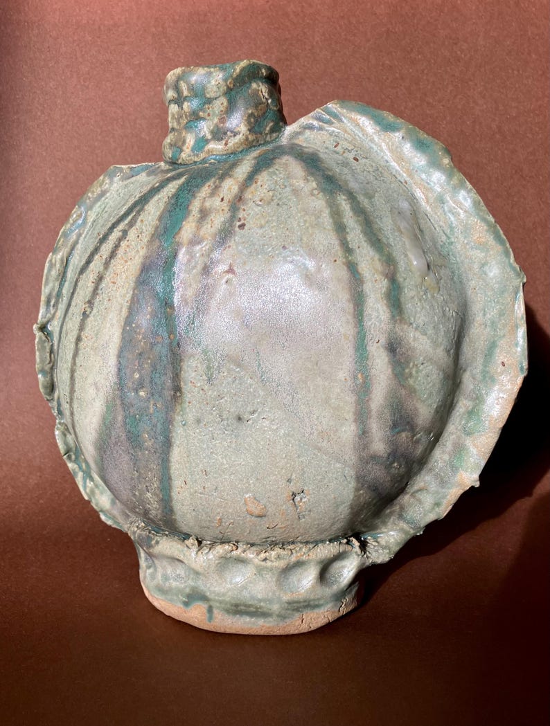 Vintage Bud Vase Keramik Keramik Kantinenform Steinzeug Kunstskulptur Gefäß in den USA handgefertigt Einzigartiges Original glasiertes Salbeigrün Bild 13