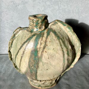 Vintage Bud Vase Keramik Keramik Kantinenform Steinzeug Kunstskulptur Gefäß in den USA handgefertigt Einzigartiges Original glasiertes Salbeigrün Bild 15