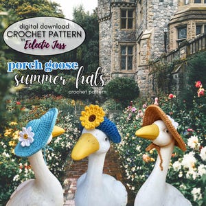 Peut inclure: Trois statues d'oies blanches portant des chapeaux en crochet. L'oie de gauche porte un chapeau de soleil bleu clair avec une marguerite blanche. L'oie centrale porte un béret bleu avec un tournesol jaune. L'oie de droite porte un chapeau de soleil beige.