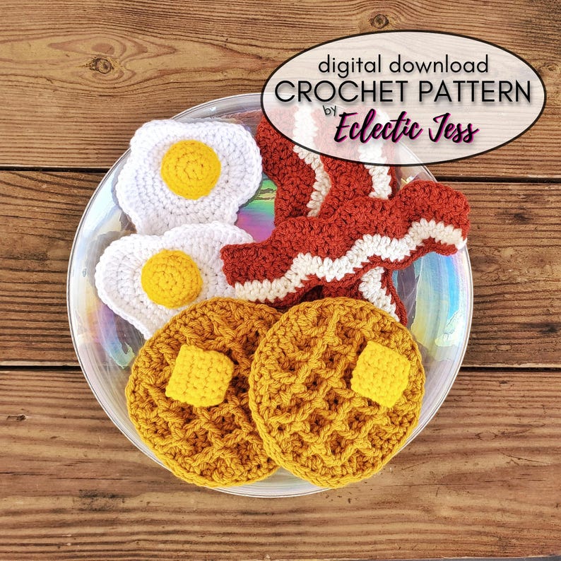 K&ouml;nnte beinhalten: H&auml;kelmuster f&uuml;r einen Fr&uuml;hst&uuml;cksteller mit zwei Waffeln, zwei Eiern und Speck. Das Muster ist ein digitaler Download von Eclectic Jess.