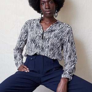 Vintage Streifen Seidenbluse Small Medium, Monochromes Streifen Seidenshirt, Seidentop mit abstraktem Druck