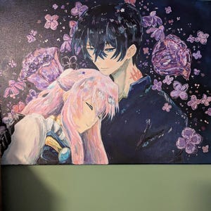 Könnte beinhalten: Ein Anime-Gemälde zeigt ein sich umarmendes Paar, umgeben von lila Blumen. Der Mann hat schwarzes Haar und blaue Augen, die Frau rosa Haare. Der dunkelblaue Hintergrund erzeugt eine romantische und verträumte Atmosphäre.