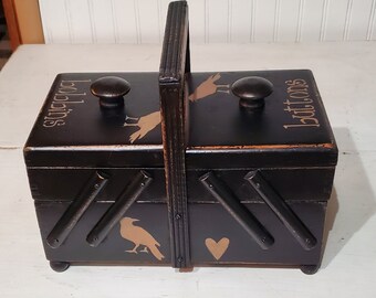panier de boîte à couture de dessus de table en bois vintage ~ peint en noir vieilli ~ bobines de boutons oiseaux primitifs