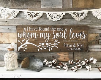 Puede incluir: Señal de madera con el texto "I have found the one whom my soul loves" con una rama y pájaros, el texto "Song of Solomon 3:4", y los nombres "Steve & Niki" y la fecha "10-13-2000".