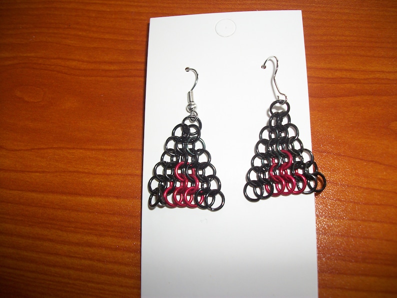 Black and red chain mail earrings imagem 1