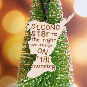 以下が含まれることがあります： 「Second star to the right and straight on 'til morning」というテキストが書かれた、ピーターパンのシルエットの形をした木製オーナメント。
