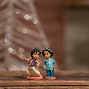 Aladdin &  Princess Jasmine from Disney&#39;s Aladdin Christmas ornament.