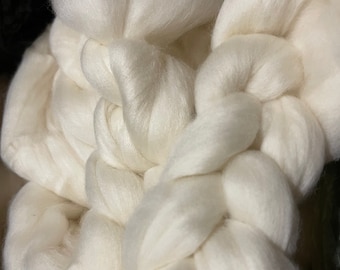 Spinning, weaving and felting carded wool top roving, white. 18 microns superfine Australian Merino 50g/100g/200g. Very soft and clean.