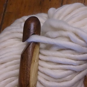 Grand crochet en bois tourné à la main sculpté individuellement, 19mm. Jumbo unique et gros crochet parfait pour les fils encombrants ou dart OOAK image 4