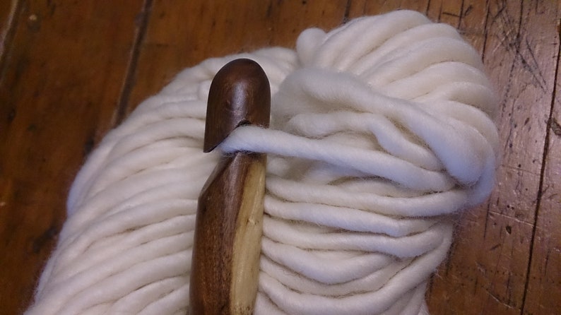 Grand crochet en bois tourné à la main sculpté individuellement, 19mm. Jumbo unique et gros crochet parfait pour les fils encombrants ou dart OOAK image 4