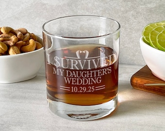 Vaso de whisky grabado, regalo para el padre de la novia, "Sobreviví a la boda de mi hija", regalo para la madre de la novia, regalo de boda divertido para papá.