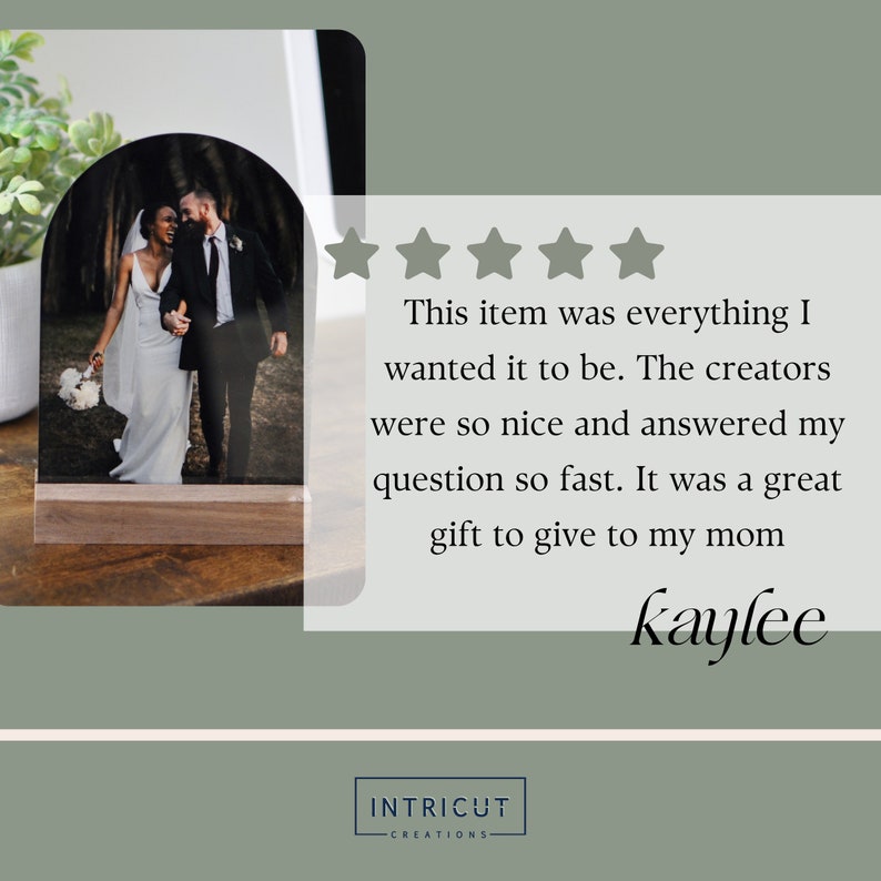 Puede incluir: Una rese&ntilde;a de cinco estrellas para una pantalla de fotos personalizada con una pareja en una foto de boda. La rese&ntilde;a dice: "Este art&iacute;culo fue todo lo que quer&iacute;a. Los creadores fueron muy amables y respondieron a mi pregunta muy r&aacute;pido. Fue un gran regalo para mi madre." La rese&ntilde;a est&aacute; firmada "kaylee".