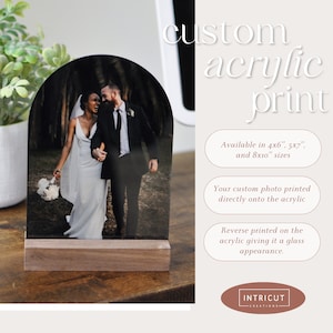 Puede incluir: Una impresi&oacute;n acr&iacute;lica personalizada de una pareja de bodas de pie en un bosque. La impresi&oacute;n est&aacute; disponible en tama&ntilde;os de 4x6, 5x7 y 8x10 pulgadas. La impresi&oacute;n est&aacute; impresa al rev&eacute;s en el acr&iacute;lico, lo que le da un aspecto de vidrio.