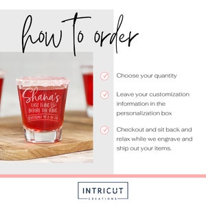 Puede incluir: Un vaso de chupito con borde rosa y l&iacute;quido rojo, grabado con "Shana's LAST FLING BEFORE THE RING Scottsdale 8-11-23". El vaso est&aacute; sobre una tabla de madera. La imagen tambi&eacute;n incluye instrucciones.