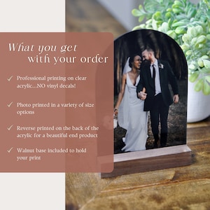 Puede incluir: Una foto de boda impresa en un soporte de acr&iacute;lico transparente con una base de nogal. La foto muestra una pareja en un entorno boscoso. El texto "What you get with your order" es visible en el lado izquierdo de la imagen. El texto debajo de la foto dice "Impresi&oacute;n profesional en acr&iacute;lico transparente...SIN calcoman&iacute;as de vinilo! Foto impresa en una variedad de tama&ntilde;os Opciones Impresi&oacute;n inversa en la parte posterior del acr&iacute;lico para un hermoso producto final Base de nogal incluida para sostener tu impresi&oacute;n"