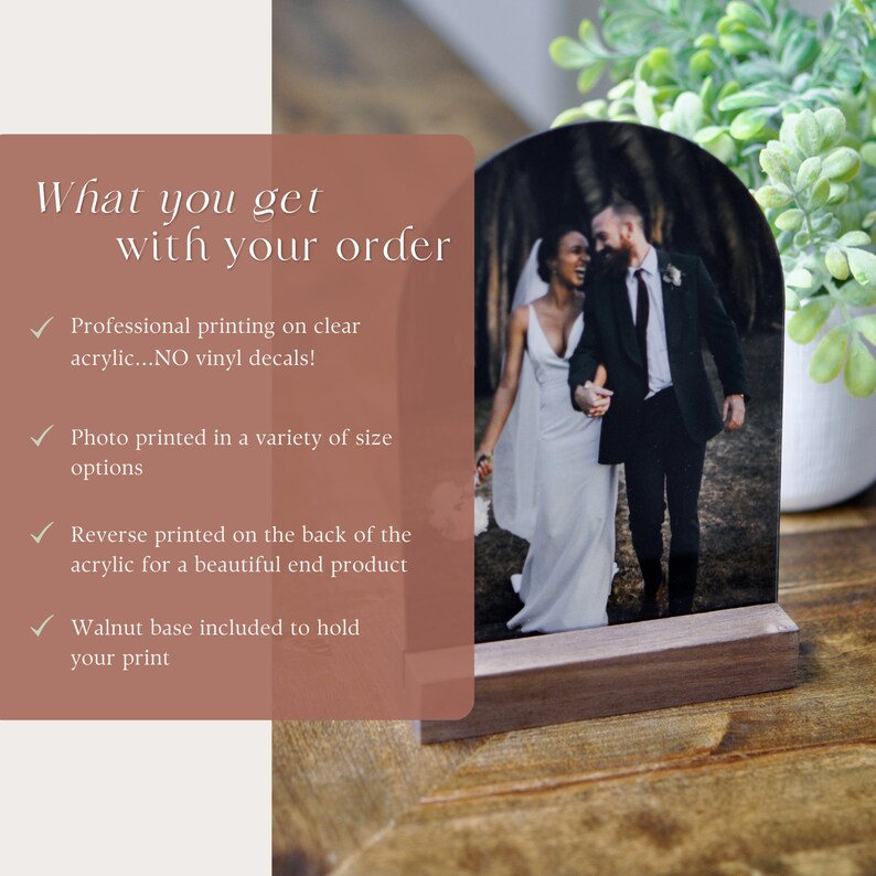 Puede incluir: Una foto de boda impresa en un soporte de acr&iacute;lico transparente con una base de nogal. La foto muestra una pareja en un entorno boscoso. El texto "What you get with your order" es visible en el lado izquierdo de la imagen. El texto debajo de la foto dice "Impresi&oacute;n profesional en acr&iacute;lico transparente...SIN calcoman&iacute;as de vinilo! Foto impresa en una variedad de tama&ntilde;os Opciones Impresi&oacute;n inversa en la parte posterior del acr&iacute;lico para un hermoso producto final Base de nogal incluida para sostener tu impresi&oacute;n"