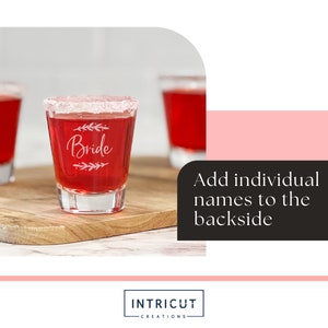 Puede incluir: Vasos de chupito llenos de l&iacute;quido rojo, con borde de az&uacute;car blanco y grabados con la palabra "Bride" y detalles florales. Los vasos est&aacute;n sobre una tabla de madera. La imagen tambi&eacute;n incluye el texto "A&ntilde;ade nombres individuales en el reverso."