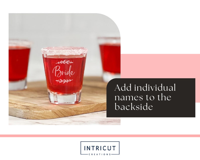 Puede incluir: Vasos de chupito llenos de l&iacute;quido rojo, con borde de az&uacute;car blanco y grabados con la palabra "Bride" y detalles florales. Los vasos est&aacute;n sobre una tabla de madera. La imagen tambi&eacute;n incluye el texto "A&ntilde;ade nombres individuales en el reverso."