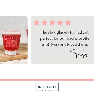 Puede incluir: Un vaso de chupito transparente lleno de l&iacute;quido rojo, con borde de sustancia blanca, y grabado con el texto "Shana's Last Fling Before the Ring Scottsdale 8-11-29". El vaso est&aacute; sobre una superficie de madera.