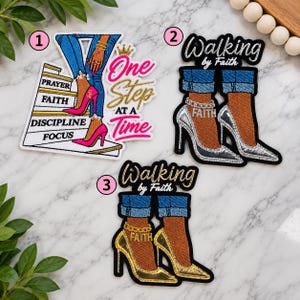 Peut inclure: Trois écussons brodés représentant des jambes en jean bleu et talons hauts. L'écusson 1 montre des marches étiquetées Prayer, Faith, Discipline, Focus et le texte One Step At A Time. Les écussons 2 et 3 portent le texte Walking by Faith et une chevillère Faith.