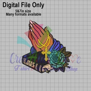 Può includere: Un file digitale per ricamo raffigurante mani in preghiera che tengono una collana con croce dorata sopra una Bibbia nera con una rosa color ottanio. Il testo recita Digital File Only, 5&7in size, Many formats available. Design dai colori vivaci.