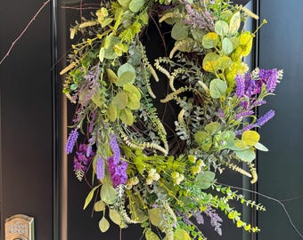 Paarse en crèmekleurige bloemenkrans van wijnranken, paarse blauweregenkrans, bloemenkrans van wijnranken, landelijke krans