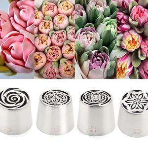Op de afbeelding: Een assortiment kleurrijke, eetbare bloemdecoraties en vier roestvrijstalen spuitmonden. De bloemen zijn roze, paars en geel. De spuitmonden hebben ingewikkelde ontwerpen aan de bovenkant.