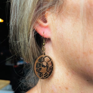 Boucles d’oreilles pendantes en bois léger Découpe au laser nid d’abeille avec un bijou d’abeille à miel, cadeau d’apiculteur pour elle