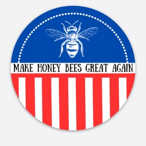 Könnte beinhalten: Ein runder Aufkleber mit einem rot-weiß-blauen amerikanischen Flaggen-Design. Eine weiße Biene mit schwarzen Streifen befindet sich in der Mitte des blauen Kreises. Der Text "MAKE HONEY BEES GREAT AGAIN" ist in weiß unter der Biene gedruckt.