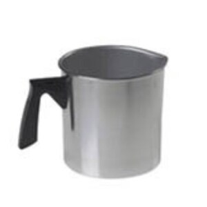 Op de afbeelding: Een zilveren metalen kan met een zwarte handgreep. De kan is ontworpen om vloeistoffen te gieten.