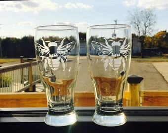 Vasos de cerveza con forma de abeja grabados a mano, vasos de cerveza Pilsner personalizados, vasos de té, regalo para él, regalo de Navidad, regalo genial de abeja