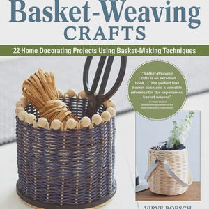 Puede incluir: La portada del libro "Basket-Weaving Crafts" presenta una cesta tejida con paja y tijeras. El título es azul, con el subtítulo "22 Home Decorating Projects Using Basket-Making Techniques" debajo. También se muestra una cesta más pequeña con flores.