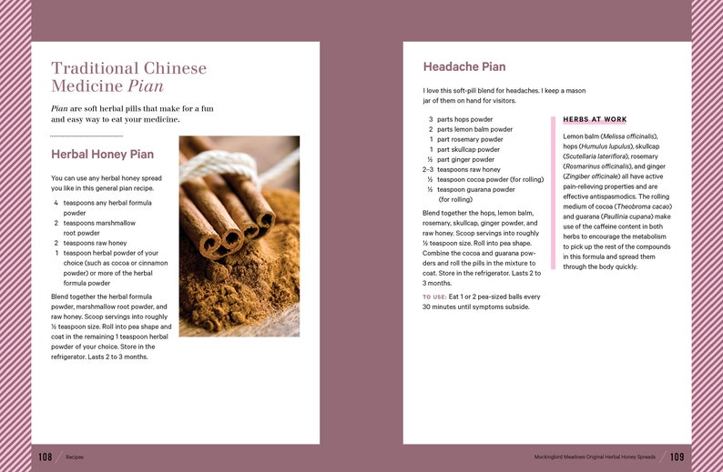K&ouml;nnte beinhalten: Eine Seite aus einem Buch mit einem Rezept f&uuml;r ein Kr&auml;uterhonig-Pian. Das Rezept enth&auml;lt Zutaten wie Hopfen, Zitronenmelisse, Rosmarin, Helmkraut, Ingwer und rohen Honig. Die Seite enth&auml;lt auch eine Beschreibung der Kr&auml;uter und ihrer Vorteile. Das Bild zeigt Zimtstangen und Zimtpulver.