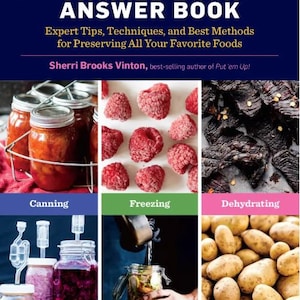 Könnte beinhalten: Ein Buchcover mit dem Titel "The Preserving Answer Book" und einem Untertitel "Expert Tips, Techniques, and Best Methods for Preserving All Your Favorite Foods". Die Autorin ist Sherri Brooks Vinton, Bestsellerautorin von "Put 'em Up!" Das Cover zeigt sechs verschiedene Methoden der Lebensmittelkonservierung: Einmachen, Einfrieren, Dehydrieren, Fermentieren, Einlegen und Wurzelkellerung.