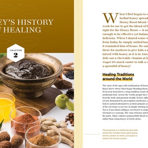 K&ouml;nnte beinhalten: Ein Buchcover mit braunem Hintergrund und dem Titel "Honey's History of Healing" in wei&szlig;er Schrift. Das Buchcover zeigt au&szlig;erdem eine Kapitelzahl "2" in einem wei&szlig;en Kreis. Das Bild zeigt eine Sch&uuml;ssel mit dunkelbraunem Honig, umgeben von Kr&auml;utern und Gew&uuml;rzen.