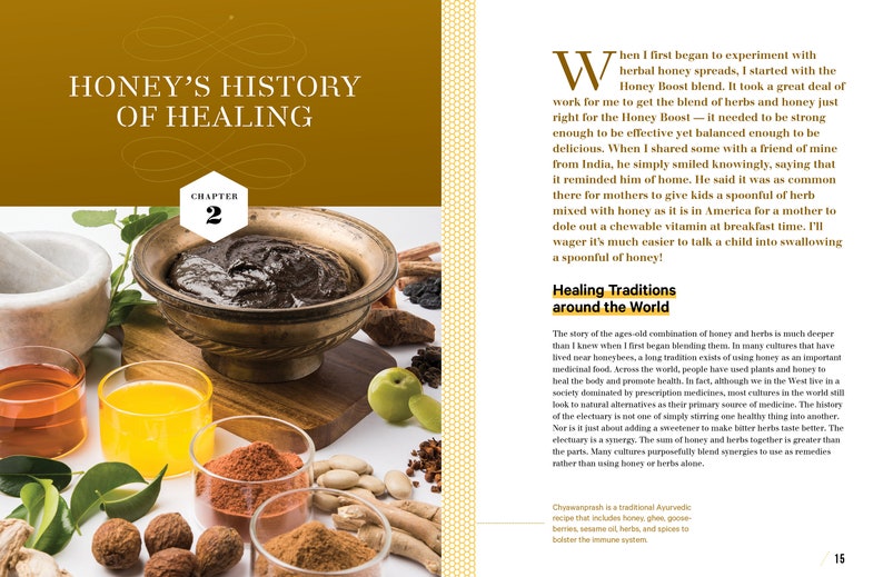 K&ouml;nnte beinhalten: Ein Buchcover mit braunem Hintergrund und dem Titel "Honey's History of Healing" in wei&szlig;er Schrift. Das Buchcover zeigt au&szlig;erdem eine Kapitelzahl "2" in einem wei&szlig;en Kreis. Das Bild zeigt eine Sch&uuml;ssel mit dunkelbraunem Honig, umgeben von Kr&auml;utern und Gew&uuml;rzen.