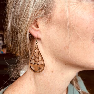 Boucles d’oreilles en bois léger en forme de goutte d’oreille Découpe au laser en nid d’abeille avec un bijou d’abeille à miel, cadeau d’apiculteur pour elle