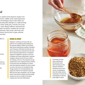 K&ouml;nnte beinhalten: Nahaufnahme eines Glasbeh&auml;lters gef&uuml;llt mit Honig, einer kleinen Sch&uuml;ssel mit rohem Pollen und einem L&ouml;ffel. Der Text "Allergency Honey Spread" ist auf dem Bild zu sehen. Dieses Rezept kombiniert rohen Honig mit rohem Pollen und Kr&auml;utern, um bei saisonalen Allergien zu helfen.