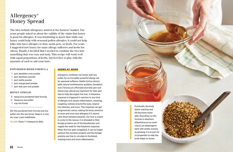K&ouml;nnte beinhalten: Nahaufnahme eines Glasbeh&auml;lters gef&uuml;llt mit Honig, einer kleinen Sch&uuml;ssel mit rohem Pollen und einem L&ouml;ffel. Der Text "Allergency Honey Spread" ist auf dem Bild zu sehen. Dieses Rezept kombiniert rohen Honig mit rohem Pollen und Kr&auml;utern, um bei saisonalen Allergien zu helfen.