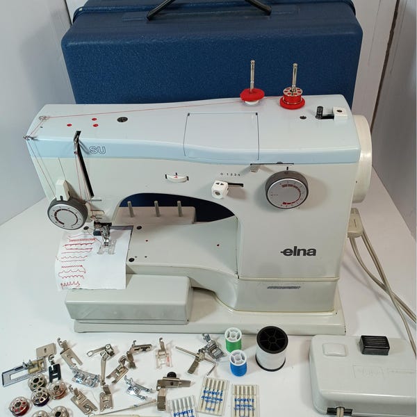 Máquina de coser Elna modelo SU 62C, Suiza, en funcionamiento