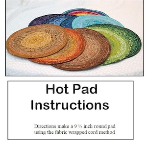 Op de afbeelding: Een set kleurrijke, met stof omwikkelde koord-onderzetters, elk met een diameter van 9 1/2 inch. De onderzetters zijn gestapeld, met de grootste onderaan en de kleinste bovenaan. De onderzetters zijn gemaakt van verschillende stoffen, waaronder blauw, groen, oranje en bruin.