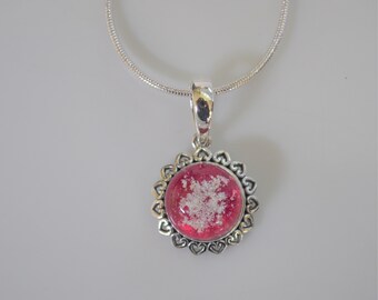 Colgante de cremación para cenizas de mascotas en plata de ley - Joya conmemorativa con borde de corazón. El "Cassandra"