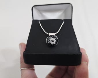 Collar conmemorativo para cenizas de mascota: Colgante de cremación de plata de ley. El "Carly".