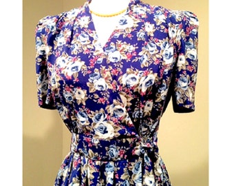 ¡ENVÍO GRATIS en EE. UU.! Vestido vintage de los años 80: talla 8-mediana; azul violeta con patrón de rosas antiguas; Estilo Mock-Wrap con cintura fruncida y atada