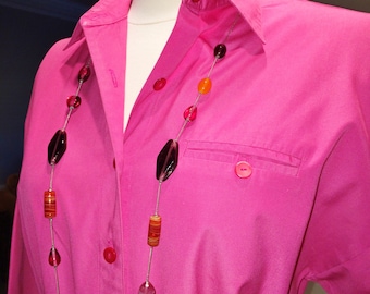 ¡ Envío gratis en nosotros! Camisero de 1970 Vintage por 'Sol/STARSHINE'; Tamaño pequeño-mediano, alto, en color rosa fucsia con correa larga trenzada