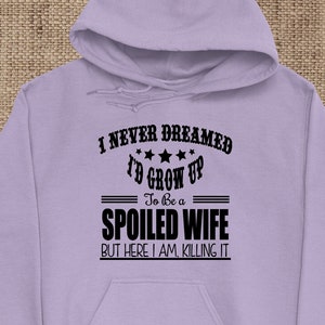 Ik had nooit gedacht dat ik zou opgroeien tot een verwende vrouw, maar hier ben ik killing it adult hoodie, adult hooded sweatshirt, wife hoodie