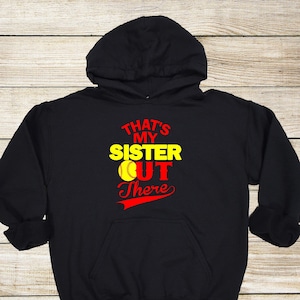 Esa es mi hermana por ahí Sudadera con capucha juvenil de softbol, sudadera con capucha de hermano de softbol, sudadera con capucha hermana de softbol, sudadera de softbol juvenil