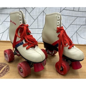 Patines de cuatro ruedas TRI-STAR Vintage para niños, con ruedas adherentes, color beige y rojo, talla 12.