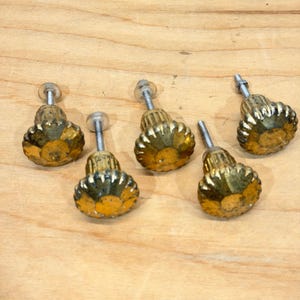 Peut inclure: Ensemble de trois mugs en céramique avec une finition mate et mouchetée. Les tasses sont de couleur crème, marron clair et marron foncé. Chaque mug a un design simple et minimaliste avec une anse arrondie.