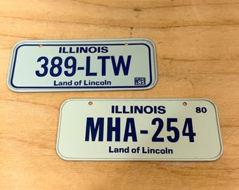 Placa de matrícula de bicicleta novedosa de Illinois de los años 80, azul, Tierra de Lincoln, vintage, 2 piezas VTG